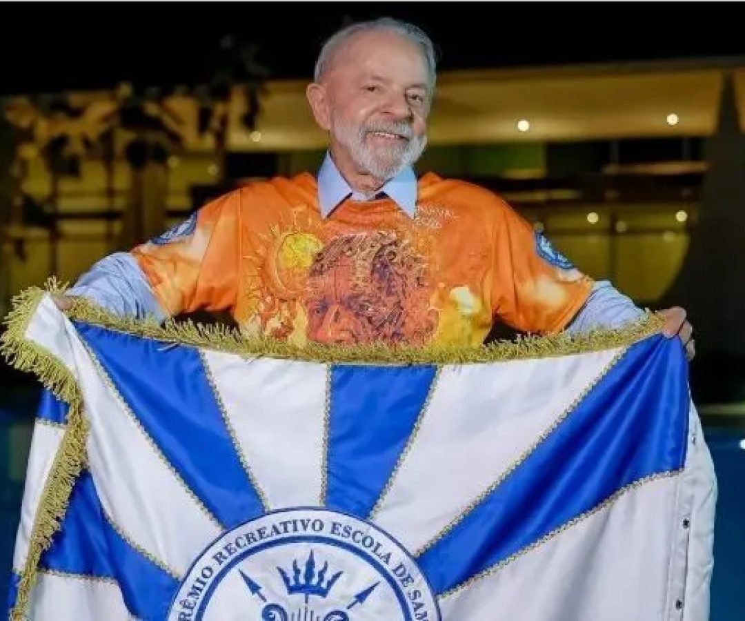 Presidente-Lula-com-o-estandarte-da-escola-Academicos-de-Niteroi.jpg