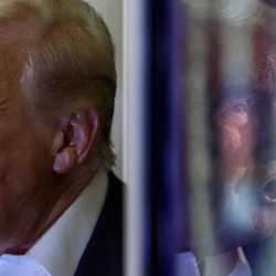 Presidente-dos-EUA-Donald-Trump-no-aviao-presidencial-a-caminho-do-Japao.jpg