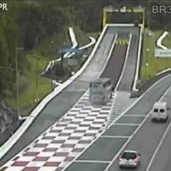 Ônibus com 57 passageiros utiliza área de escape da BR-376 e passageiros saem ilesos