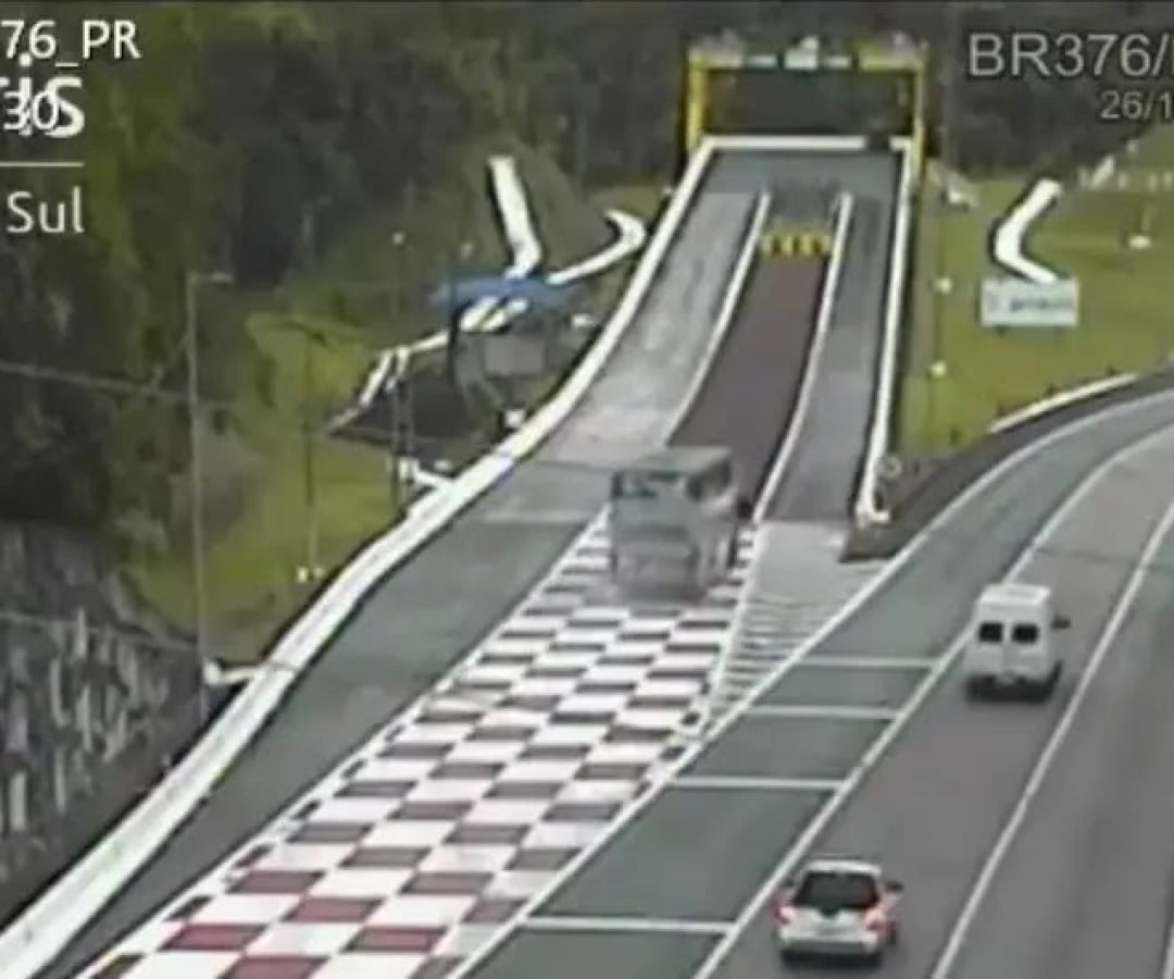 Ônibus com 57 passageiros utiliza área de escape da BR-376 e passageiros saem ilesos