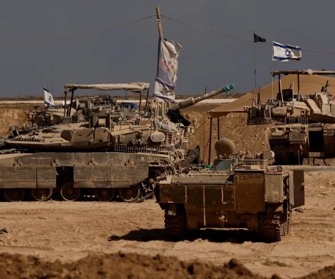 Tanques-de-Israel-perto-da-fronteira-com-Gaza-e1760054770439.jpg