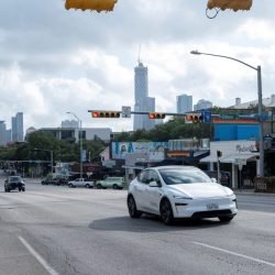 Tesla-expande-operacao-de-robotaxis-nos-EUA.jpg