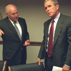 Vice-presidente-Dick-Cheney-e-o-presidente-George-W.-Bush-se-encontram-no-Centro-de-Operacoes-de-Eme.webp