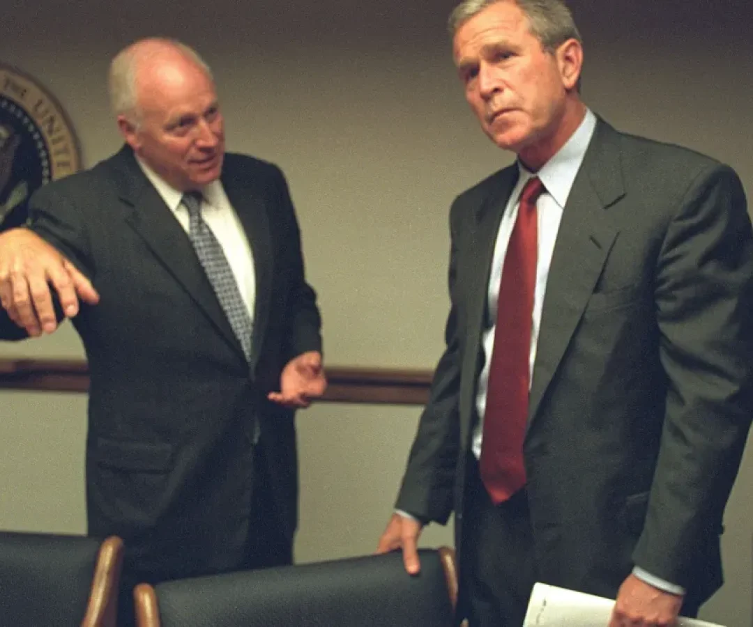 Vice-presidente-Dick-Cheney-e-o-presidente-George-W.-Bush-se-encontram-no-Centro-de-Operacoes-de-Eme.webp
