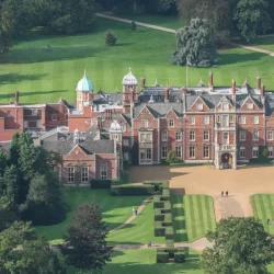 Vista-aerea-de-Sandringham-em-2006-propriedade-privada-da-familia-real-com-cerca-de-8-mil-hectares-d.webp