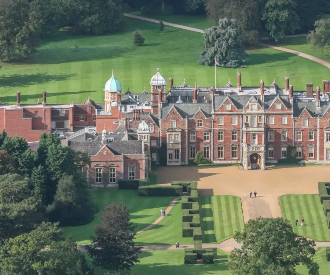 Vista-aerea-de-Sandringham-em-2006-propriedade-privada-da-familia-real-com-cerca-de-8-mil-hectares-d.webp