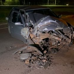 Colisão entre carro e caminhão é registrada na marginal da BR-277 em Cascavel