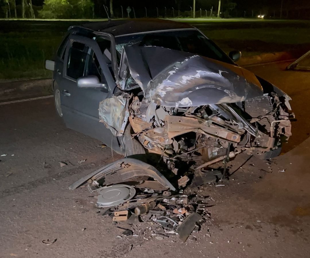 Colisão entre carro e caminhão é registrada na marginal da BR-277 em Cascavel