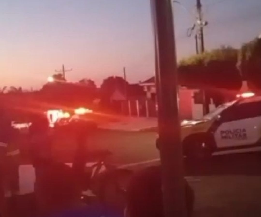 Mulher em surto é detida pela Polícia Militar após quebrar a própria casa em Jesuítas