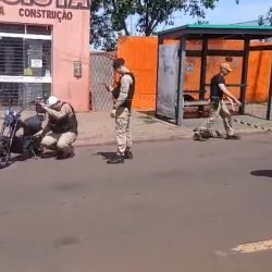 Scooter elétrica fura bloqueio de homicídio e condutor é preso por embriaguez em Cascavel