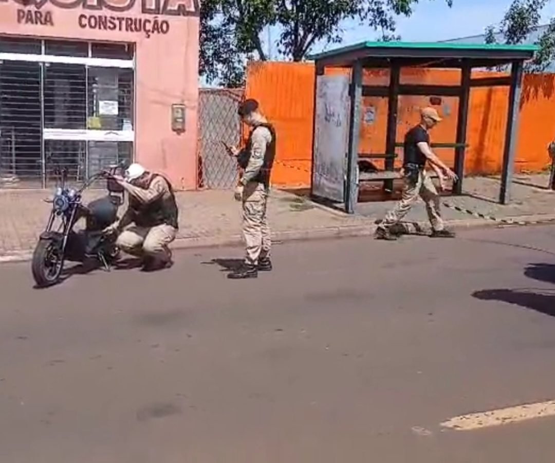 Scooter elétrica fura bloqueio de homicídio e condutor é preso por embriaguez em Cascavel