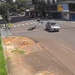 Câmera de segurança flagra momento exato de grave acidente entre moto e carro no centro de Cascavel