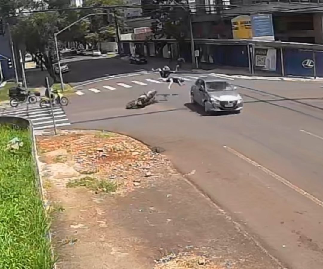 Câmera de segurança flagra momento exato de grave acidente entre moto e carro no centro de Cascavel