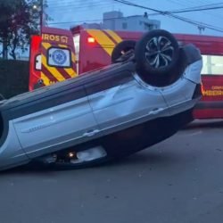 Carro capota após colisão no centro de Cascavel