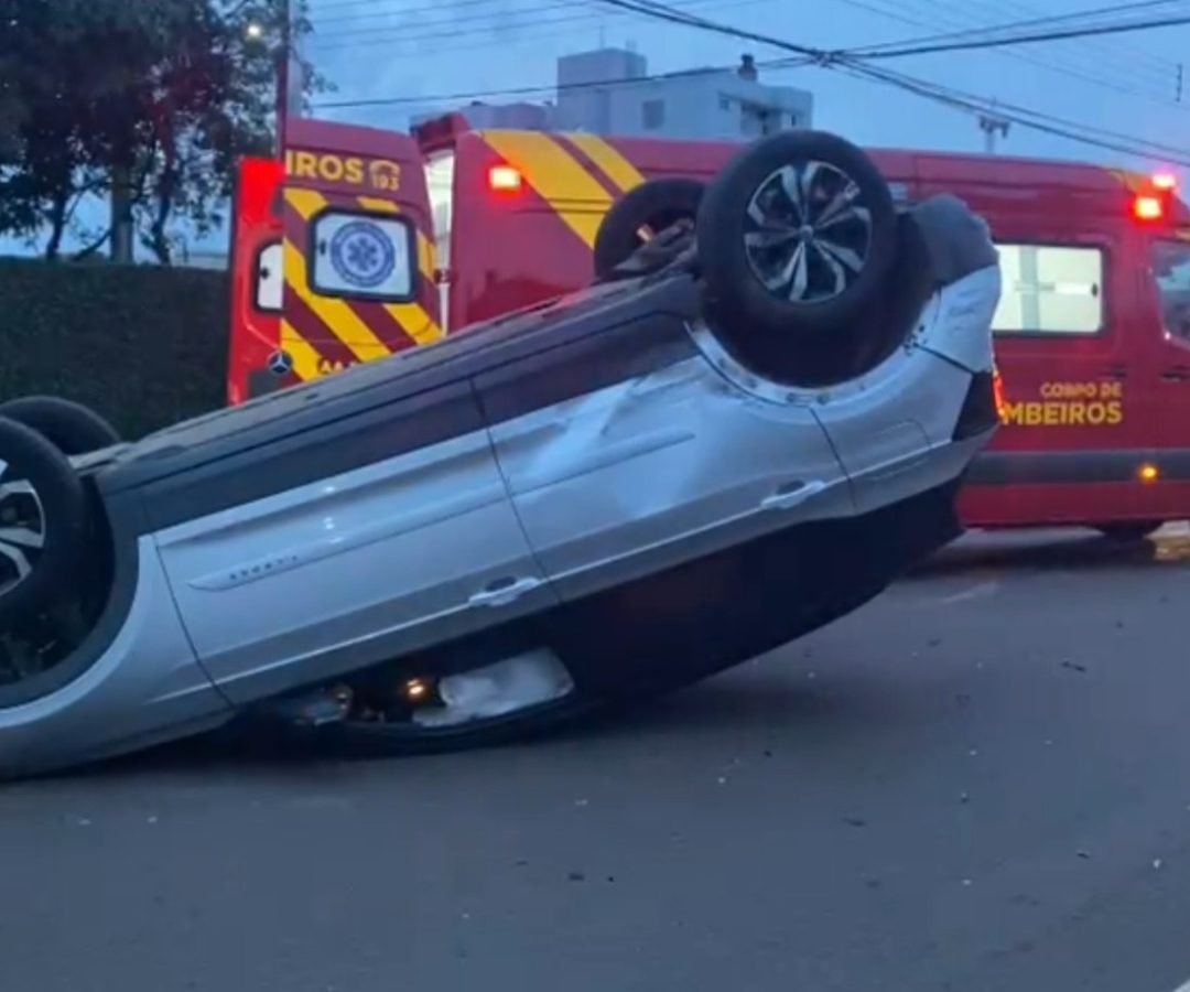 Carro capota após colisão no centro de Cascavel