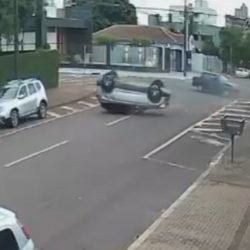 Imagens mostram Monza furando preferencial e T-Cross capotando após forte batida em Cascavel