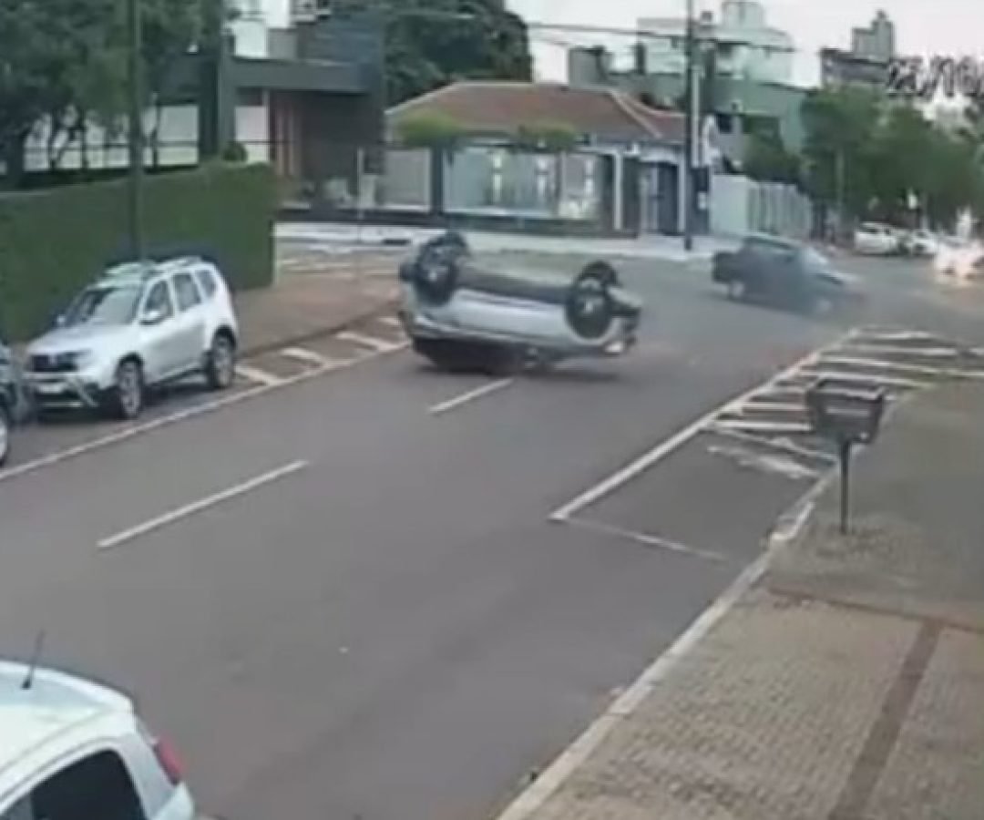 Imagens mostram Monza furando preferencial e T-Cross capotando após forte batida em Cascavel