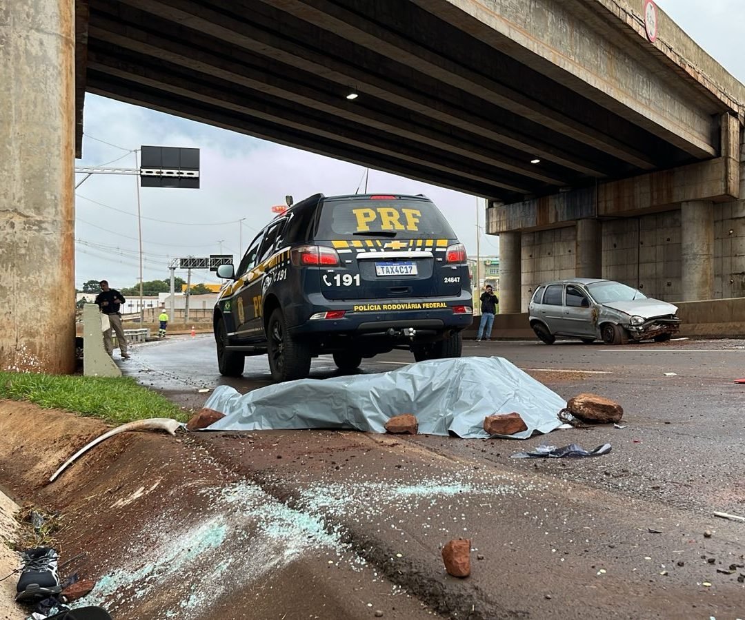 Motorista morre após capotamento durante fuga da PRF no Trevo Cataratas, em Cascavel