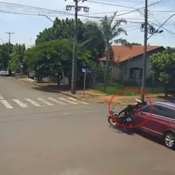 Câmera flagra momento em que carro avança sinal e causa acidente com motociclista em Medianeira