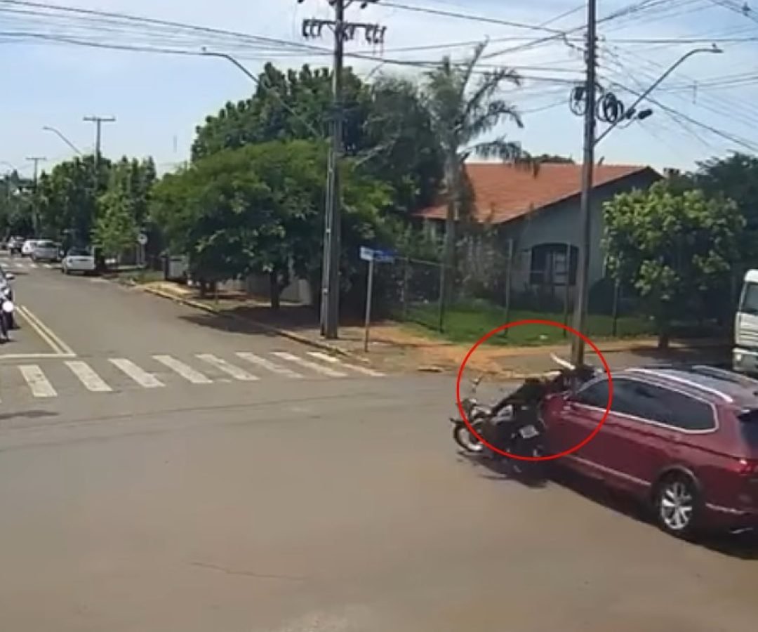 Câmera flagra momento em que carro avança sinal e causa acidente com motociclista em Medianeira