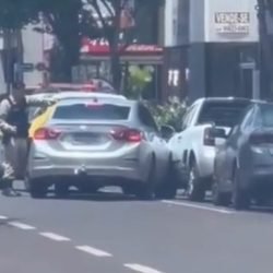 PM de Palotina rompe vidro de carro para socorrer motorista em crise convulsiva