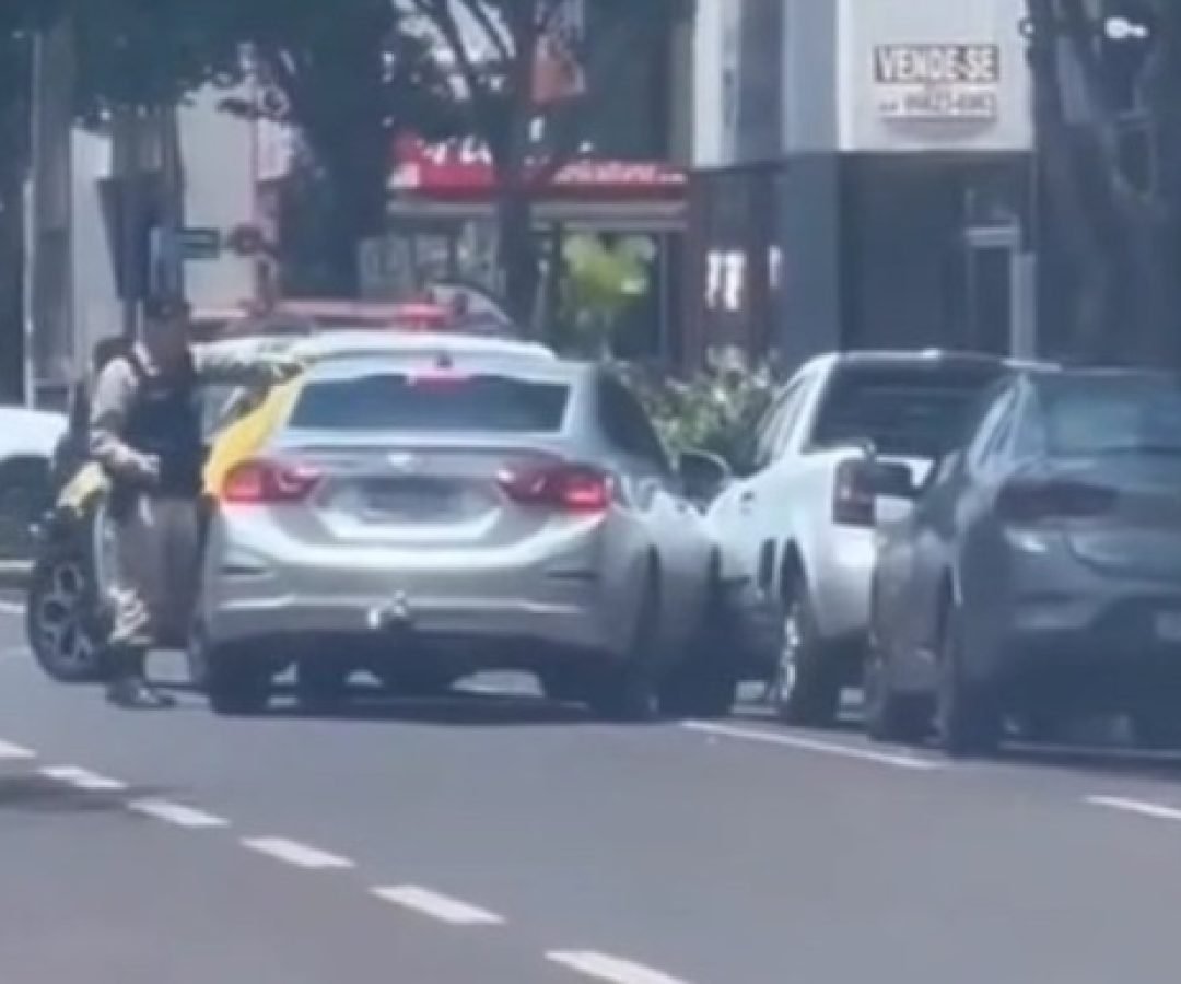 PM de Palotina rompe vidro de carro para socorrer motorista em crise convulsiva