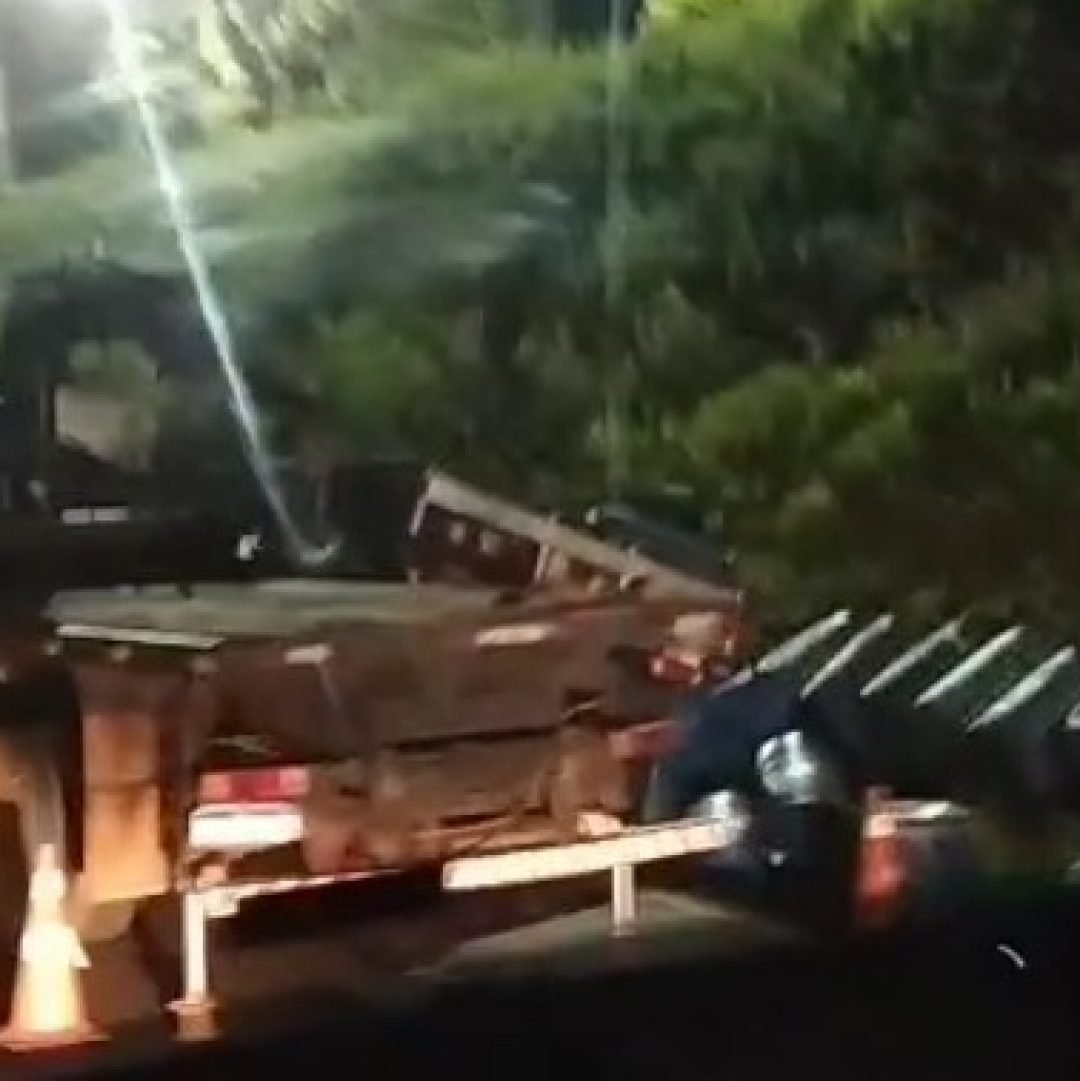 Carreta tomba às margens da BR-163, próximo ao Portal de Lindoeste