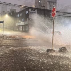 Chuva intensa causa alagamentos e transtornos em diversos pontos de Cascavel