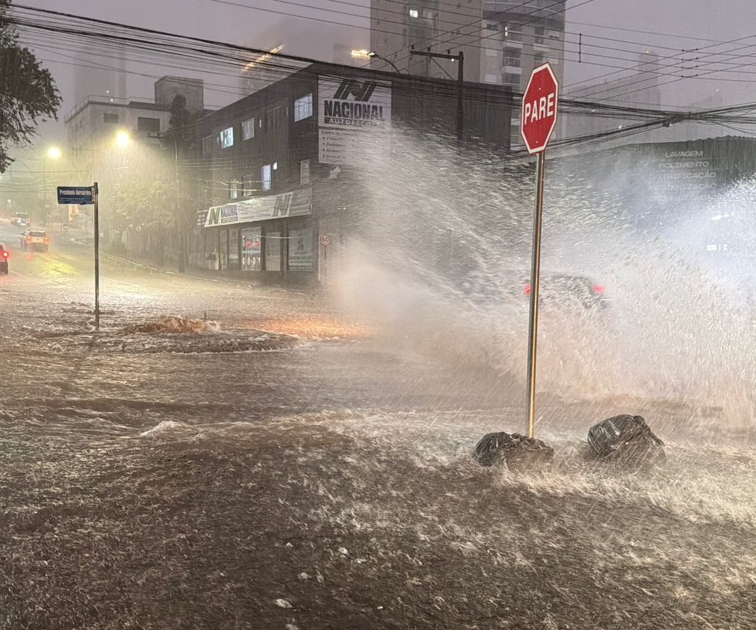 Chuva intensa causa alagamentos e transtornos em diversos pontos de Cascavel