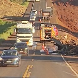 Caminhão e trator colidem na BR-466 entre Boa Ventura de São Roque e Pitanga