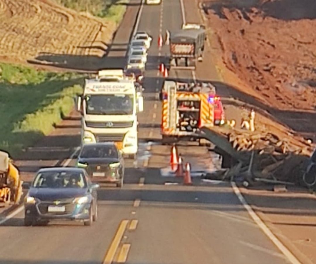 Caminhão e trator colidem na BR-466 entre Boa Ventura de São Roque e Pitanga