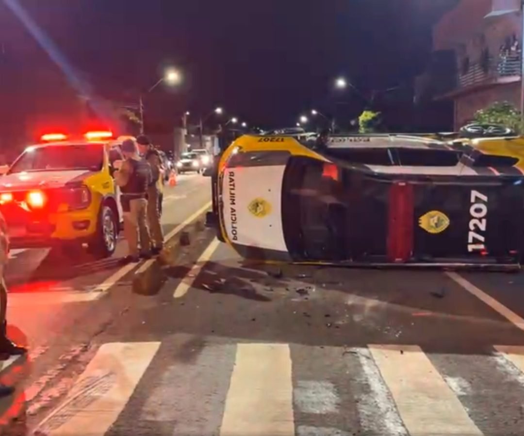 Viatura da Polícia Militar capota após ser atingida por Renegade em Campo Mourão