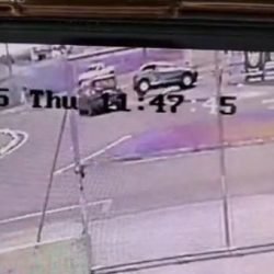 Câmera de segurança flagra colisão entre Renegade e Gol em rotatória no bairro FAG, em Cascavel