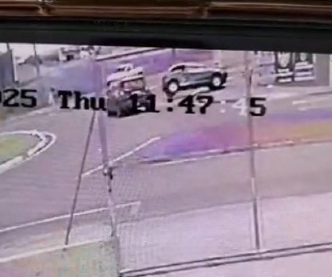 Câmera de segurança flagra colisão entre Renegade e Gol em rotatória no bairro FAG, em Cascavel