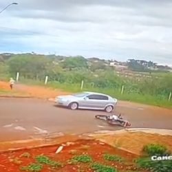 Câmera flagra momento em que suspeito de atirar em homem na região norte de Cascavel abandona moto e foge a pé