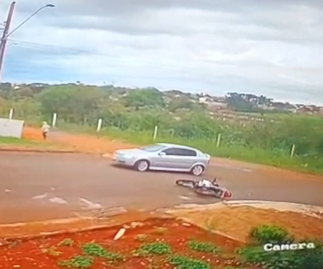 Câmera flagra momento em que suspeito de atirar em homem na região norte de Cascavel abandona moto e foge a pé