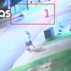 Câmera de segurança flagra colisão entre motos no bairro Canadá, em Cascavel