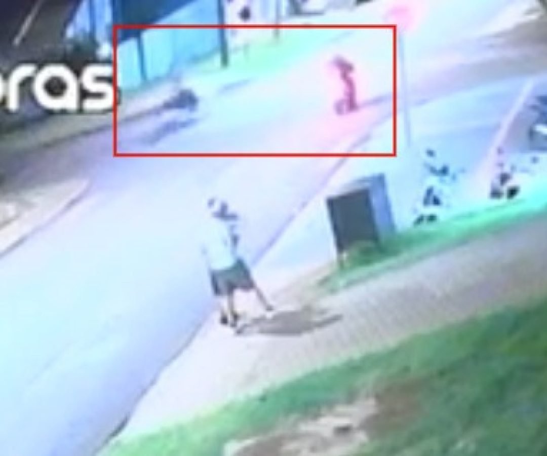 Câmera de segurança flagra colisão entre motos no bairro Canadá, em Cascavel
