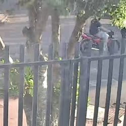 Câmera de segurança flagra colisão entre moto e carro que deixou jovem ferido em Cascavel