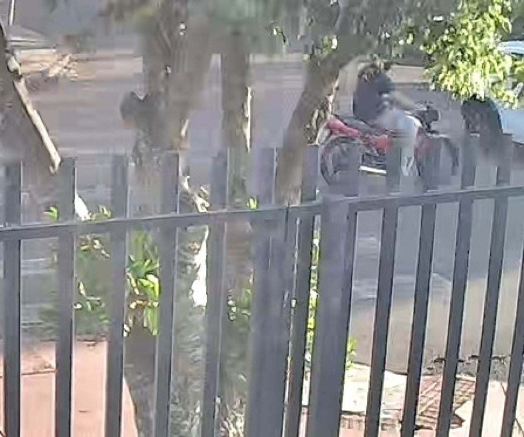 Câmera de segurança flagra colisão entre moto e carro que deixou jovem ferido em Cascavel