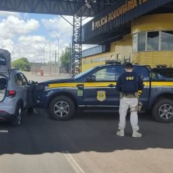 PRF apreende veículo abarrotado com maconha em Mandaguari