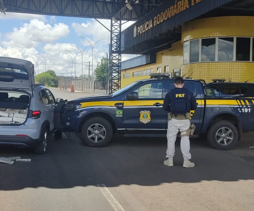 PRF apreende veículo abarrotado com maconha em Mandaguari