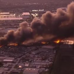 Avião de carga de grande porte cai em Louisville, nos EUA