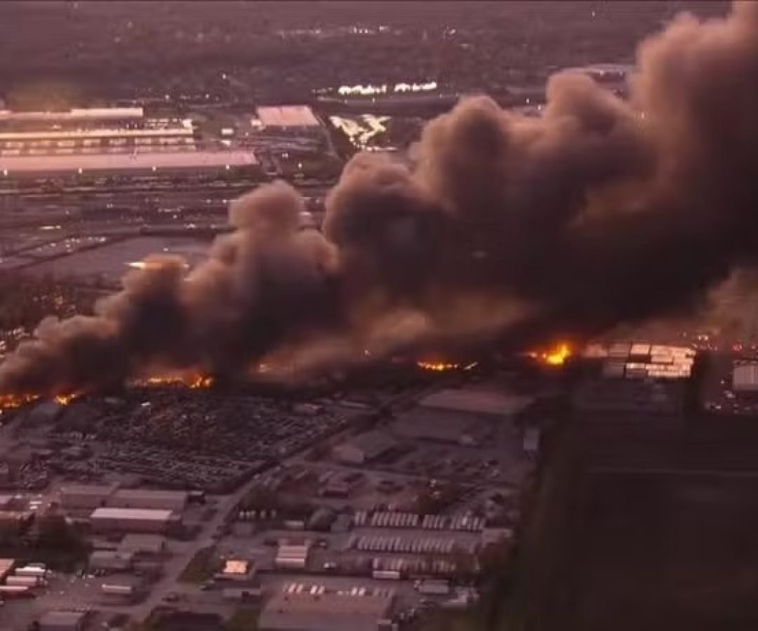 Avião de carga de grande porte cai em Louisville, nos EUA