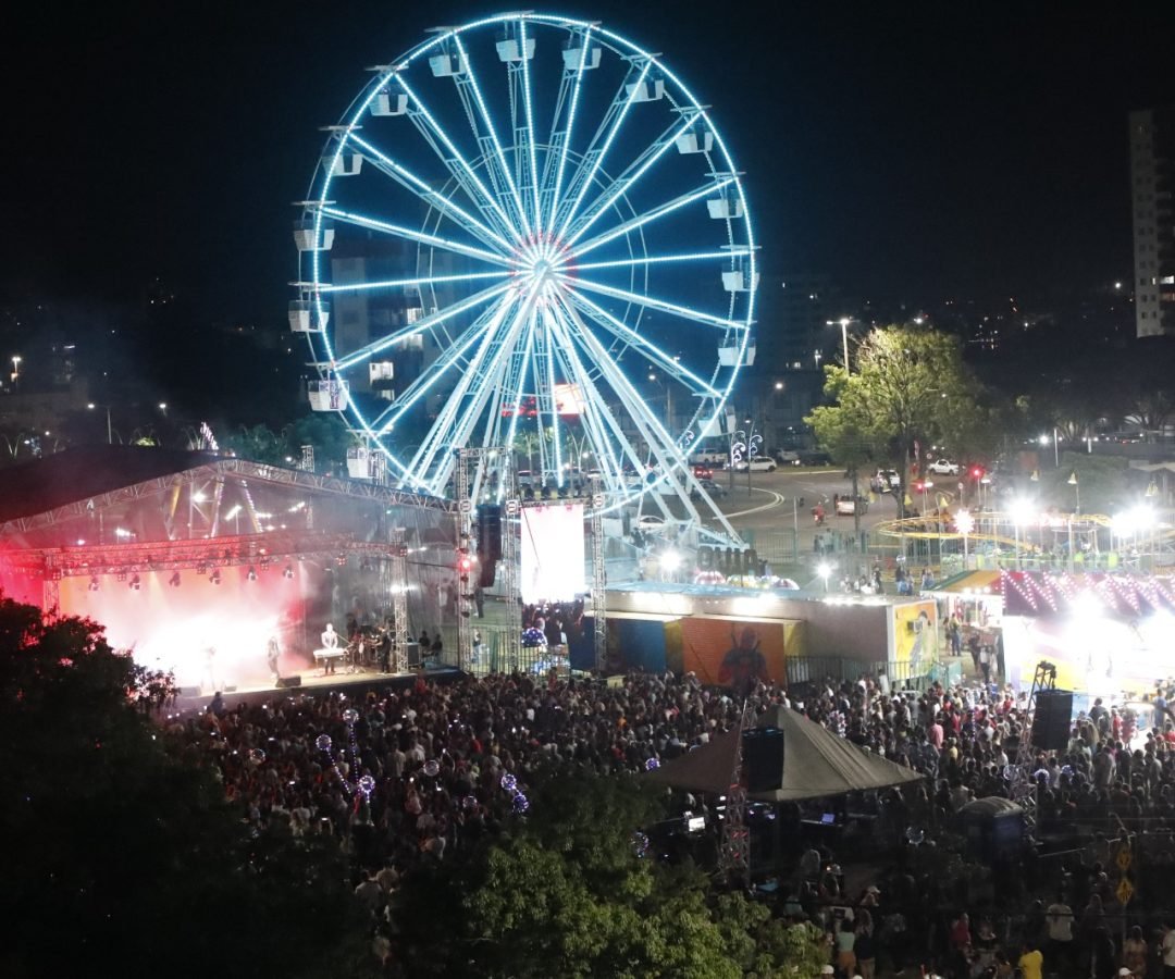 Festa de aniversário de Cascavel e abertura do Natal terão show gratuito da dupla Everton e Alex e chegada do Papai Noel