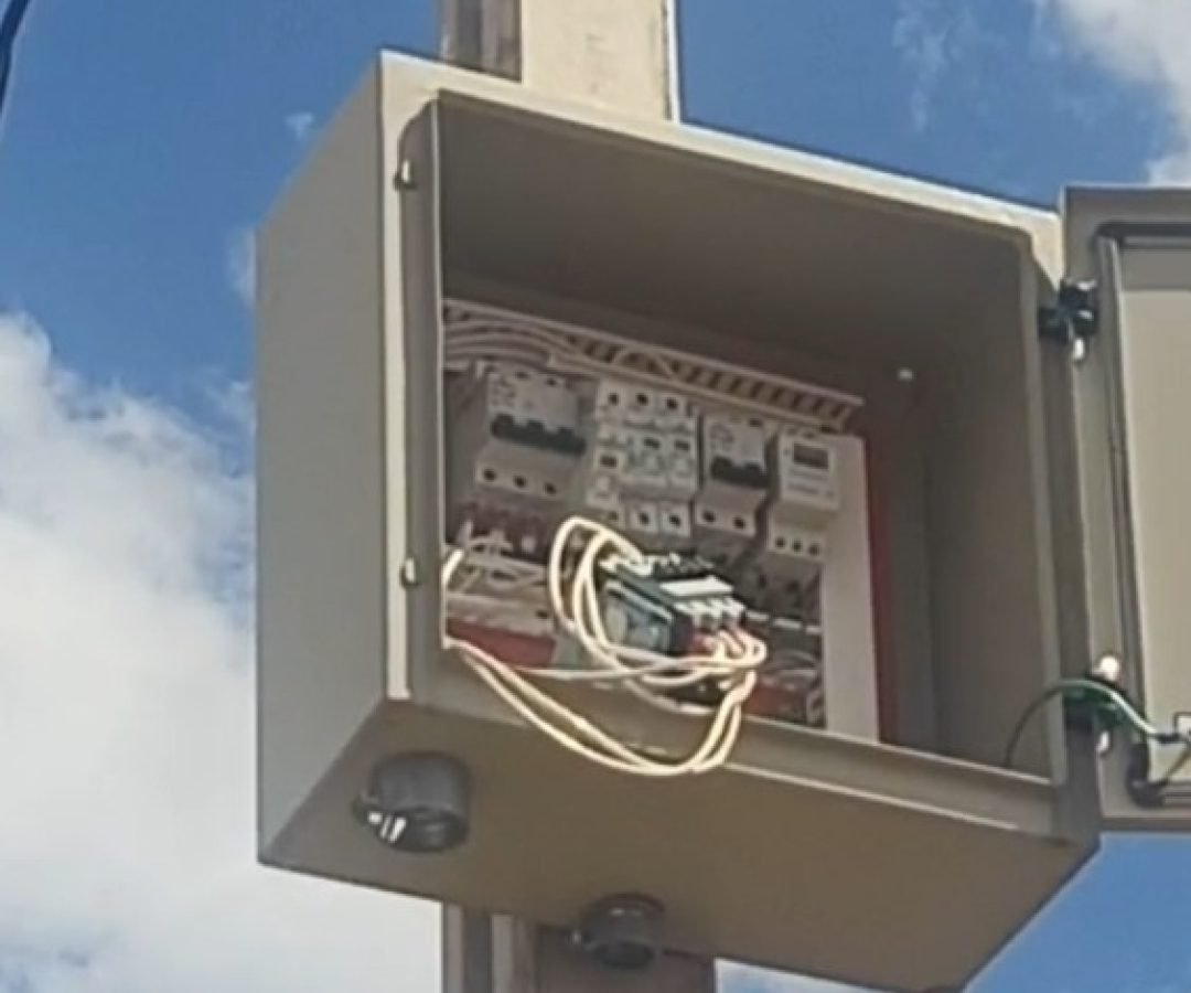 Furto de fiação deixa moradores sem luz na Avenida Piquiri, em Cascavel