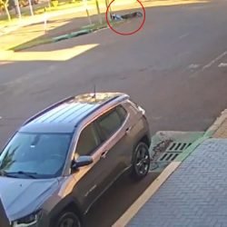 Câmera de segurança flagra acidente entre viatura da PM e motocicleta em Cascavel