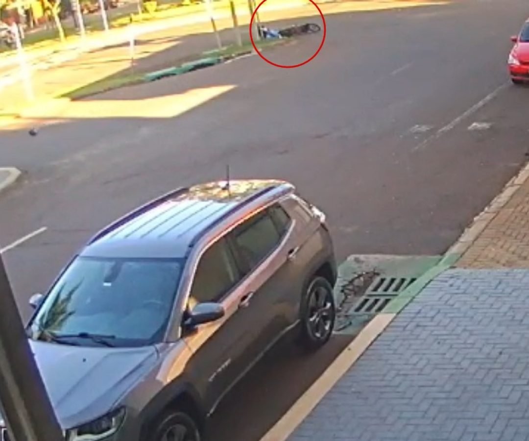 Câmera de segurança flagra acidente entre viatura da PM e motocicleta em Cascavel