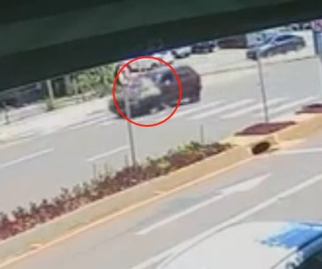 Câmera de segurança flagra momento em que mulher é atropelada na Avenida Carlos Gomes, em Cascavel