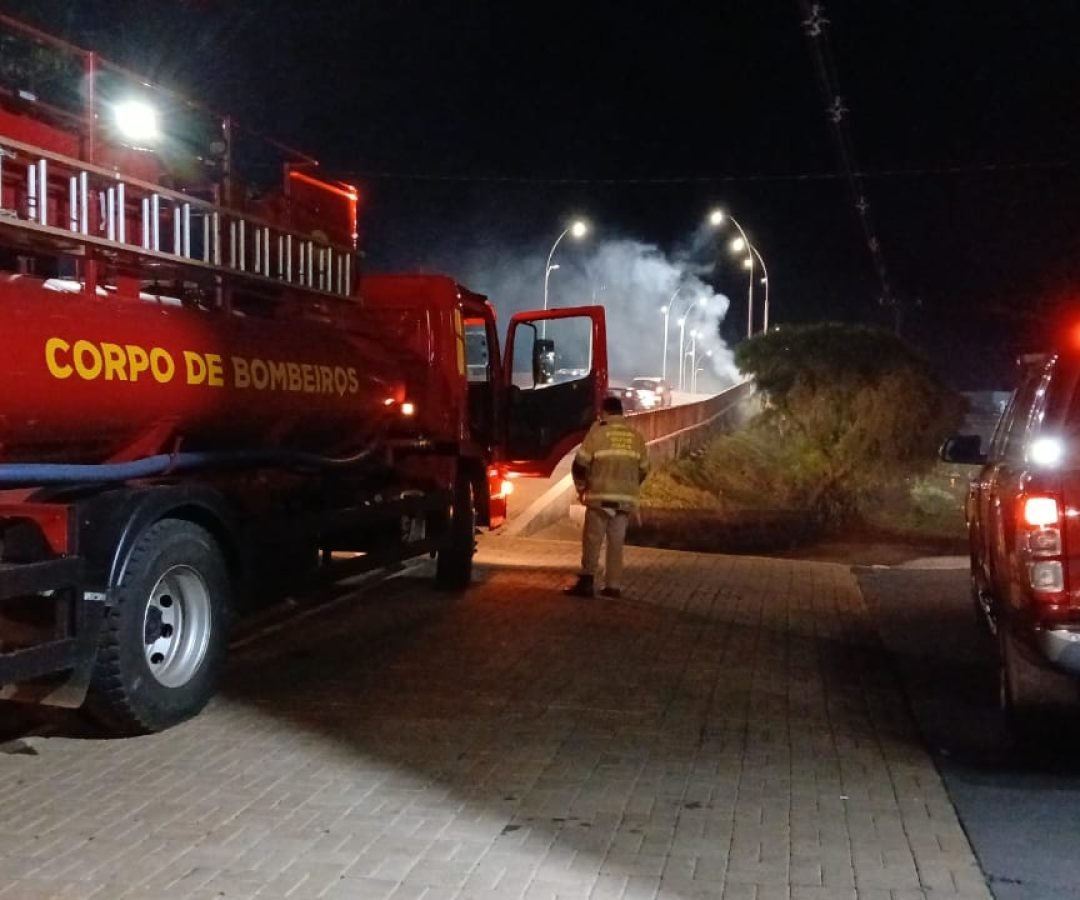 Incêndio em vegetação mobiliza Corpo de Bombeiros na Avenida Piquiri, em Cascavel